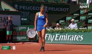 Roland-Garros 2017 : Alize Cornet d'un joli passing vient contrer Strycova (1-0)