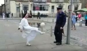 Un policier fait des jongles avec une nonne