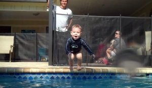 Ce bébé est un futur grand nageur !