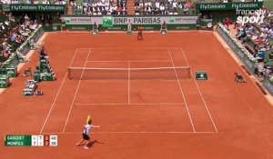 Roland-Garros 2017 : Richard Gasquet remporte sa mise en jeu sur un joli coup gagnant (6-7, 7-5, 2-2)