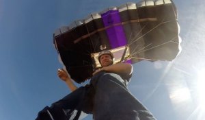 Andy Lewis chute lourdement pendant un saut en parachute