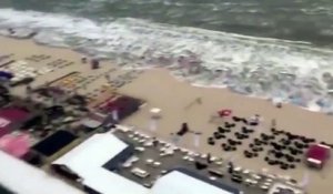 Un mini-tsunami surprend des touristes sur la plage aux Pays-bas