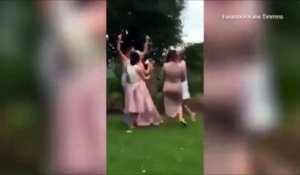 Elle attrape le bouquet de la mariée et regardez la tête de son copain... Dépité