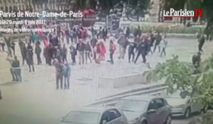 Les images de l'attaque du policier à Notre-Dame-de-Paris