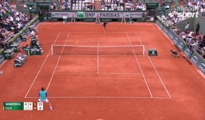 Roland-Garros 2017 : Superbe défense de Wawrinka contre un Cilic peu inspiré (6-3, 6-3, 1-0)