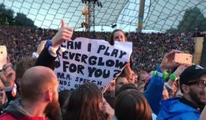 Un fan de Coldplay accompagne Chris Martin au piano devant 70 000 personnes (Berlin)