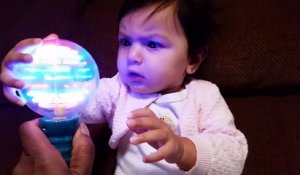 La réaction de ce bébé face à la lumière est hilarante