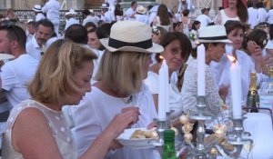 7000 dîneurs en blanc devant l'hôtel de ville de Paris