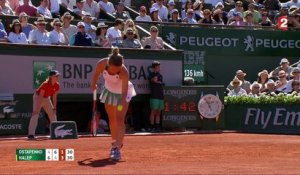 Roland-Garros 2017 : Le revers d'Ostapenko qui fait mal à Simona Halep (6-4, 4-6, 3-1)