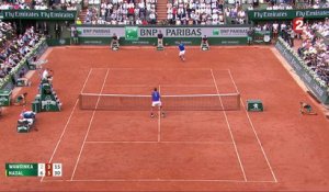 Roland-Garros 2017 : Stan Wawrinka craque et casse sa raquette dans cette fin de second set ! (2-6, 3-6, 0-0)