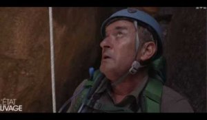 À l’état sauvage : Christophe Dechavanne descend une énorme falaise en rappel  (Vidéo)