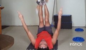 Ce chien se tient en équilibre sur les pieds de son maître !