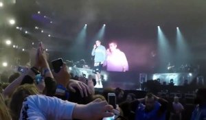 Justin Bieber évite une bouteille d'eau jetée par un fan en plein concert