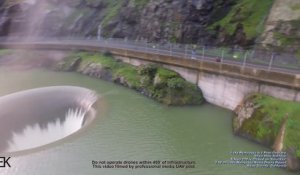 Il filme un trou énorme dans un lac grâce à son drone
