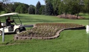 Ivre, il saute un massif de fleur en golfette et fait un joli vol.