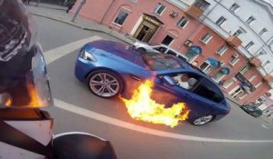 Ce gars essaie d'éteindre le feu dans sa voiture mais rien à faire, elle flambe!