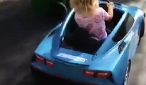 Cette fillette fait du drift en voiture et conduit mieux que nous tous!
