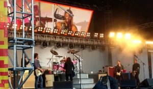 Dave Grohl invite sa fille à jouer à la batterie en concert des Foo Fighters !