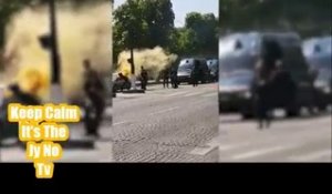 Fumée orange après la tentative d'attentat aux Champs-Élysées à Paris