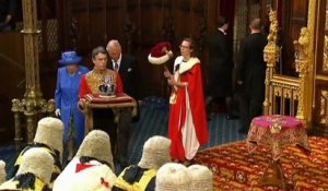 Royaume-Uni : la reine présente au Parlement la feuille du route du gouvernement