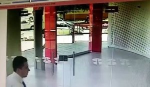 Un employé d'une banque évite un braquage simplement en fermant la porte