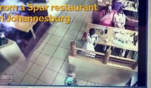 Effrayant : Des parents ont échappé de peu à l'enlèvement de leur fils dans un restaurant de Johannesburg - Regardez