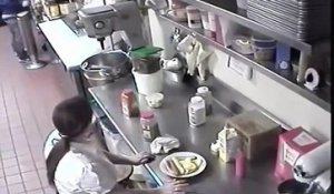Une serveuse se venge d’un client râleur en insérant la saucisse qu’il a commandé… dans son vagin !