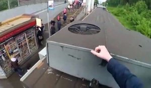 Un homme se fait punir d’être monté sur un train en marche