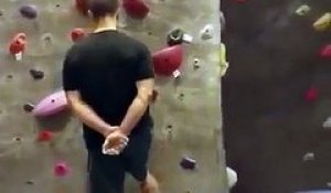 Cet homme grimpe un mur d'escalade... sans les mains !