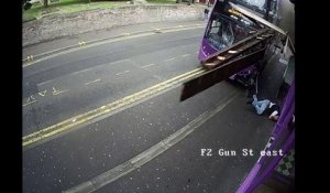 Les images effrayantes d homme percuté très violemment par un bus en Angleterre mais qui sen sort par miracle