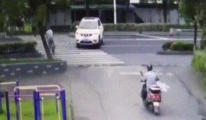 En Chine,un cycliste frôle la mort lorsqu'une voiture passe par dessus de sa tête