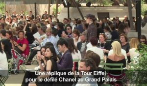 La Tour Eiffel entre dans le Grand Palais pour le défilé Chanel