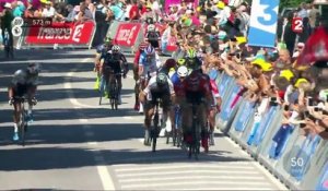 Tour de France 2017 : deux chutes dans le sprint final avant la victoire d'Arnaud Démare