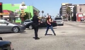 Une femme veut en découdre avec un policier au milieu d'un carrefour
