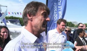 Nicolas Hulot baptise le catamaran autonome Energy Observer