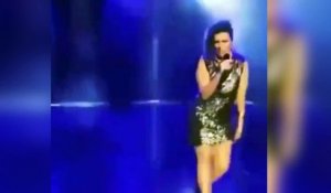 Une jeune chanteuse perd sa culotte pendant une représentation !