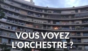 48 musiciens qui jouent en même temps sur les balcons d'un immeuble, ça donne quoi?