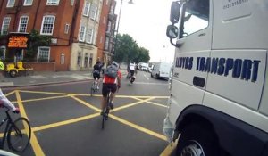 Ce cycliste a eu très chaud aux fesses, frolé par un camion