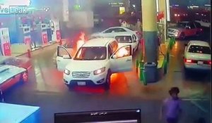 Panique dans cette station essence quand une voiture prend feu et explose