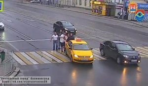 Russie : Un client d'un taxi se fait punir après qu'il a giflé un jeune piéton !!