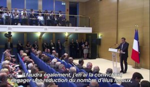 Collectivités : Macron veut moins d'élus locaux