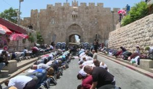 Jérusalem: prière à l'extérieur de l'esplanade des Mosquées