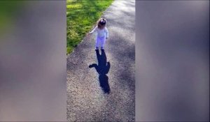 Cette petite fille est effrayée par son ombre
