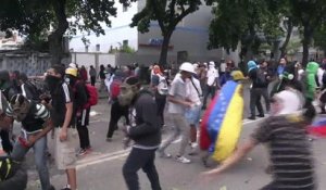 Venezuela : des affrontements entre l'opposition et la Garde nationale pendant la grève générale, deux manifestants tués