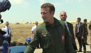 Emmanuel Macron enfile la tenue militaire