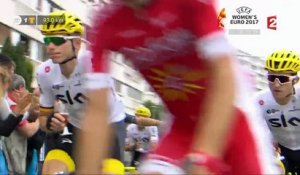 Tour de France 2017 : Chris Froome trinque au champagne rosé avec son équipe
