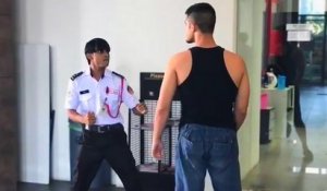 Un combattant MMA attaque un gardien