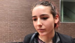 Claire O'Petit demande au étudiants de ne pas "pleurer" pour cinq euros? ils lui répondent