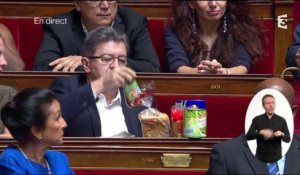 Baisse des APL : Mélenchon déballe un panier de courses à cinq euros en pleine séance à l'Assemblée