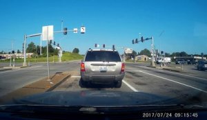 Un accident terrifiant provoqué par un camion qui a brûlé le feu rouge !